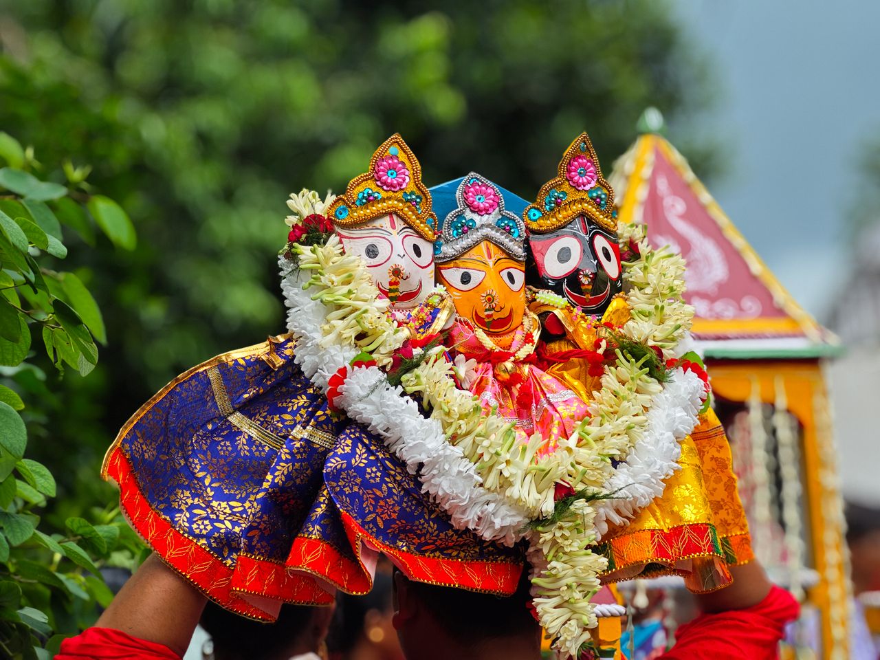 why-choose-us Traditional Indian dolls adorned with vibrant garments and floral garland, celebrating cultural festivities.